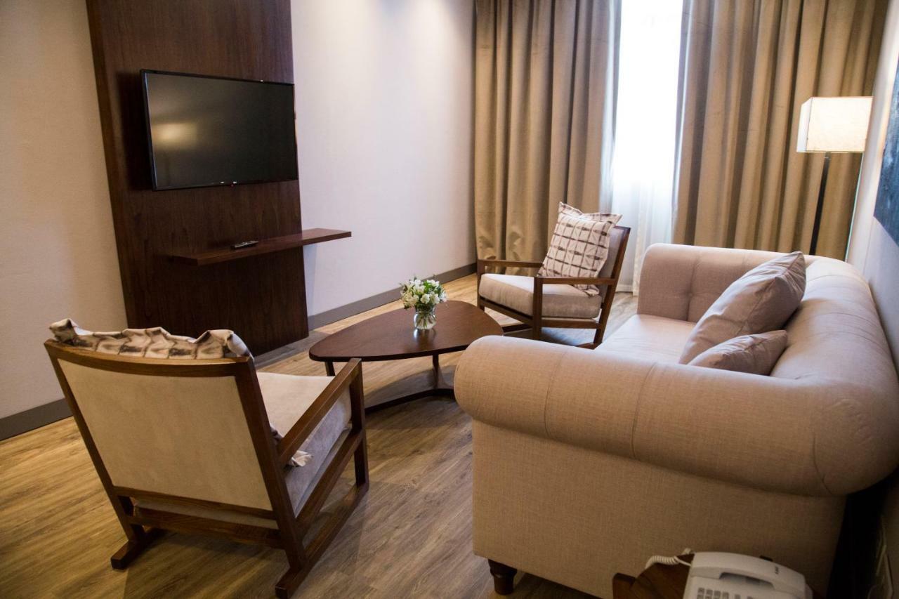 Hotel Land Plaza Ла Плата Екстериор снимка